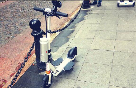  أثناء الاختبار يمكن أن أعرف جميع البيانات مثل الكمية الكهربائية والسرعة الحالية، والمسافة المقطوعة بالسيارة على الهاتف.